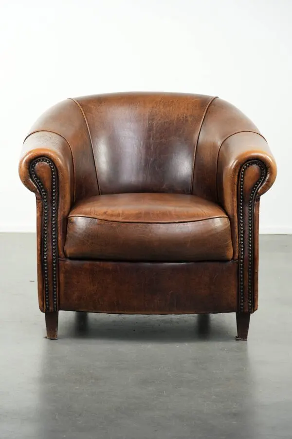 Illustration numéro 3 du produit Fauteuil club en cuir de peau de mouton avec un coussin de siège fixe.