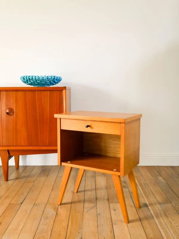 Illustration numéro 3 du produit Chevet scandinave en placage teck, pieds compas et tiroir, 1960