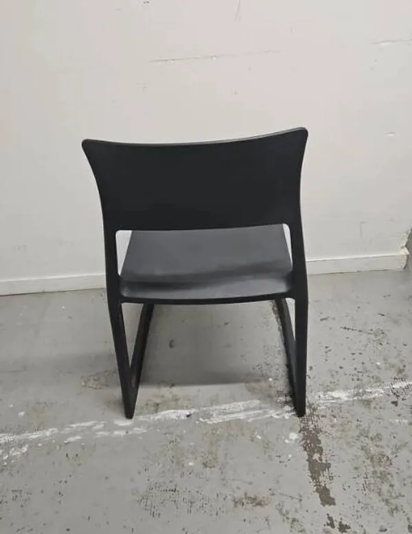 Illustration numéro 3 du produit Chaises de caféteria - Vitra