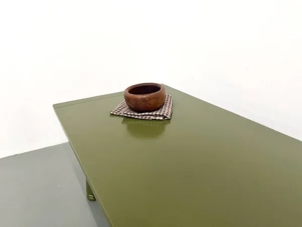 Illustration numéro 3 du produit Table à manger laquée vert olive glossy — DLG Georges Robert, Circa 1970