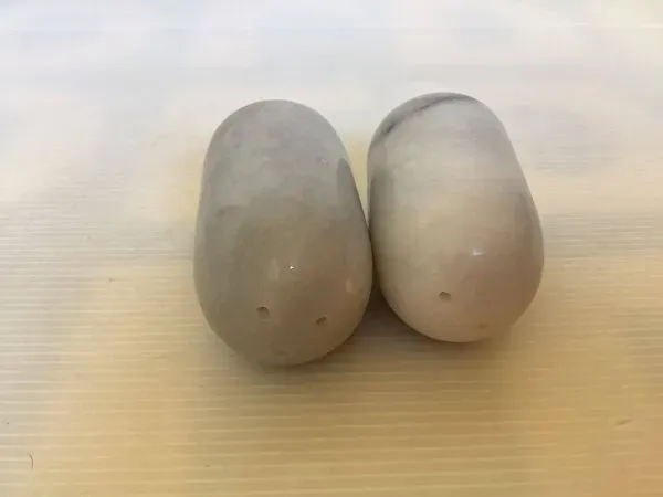 Illustration numéro 3 du produit Sel et poivre marbre