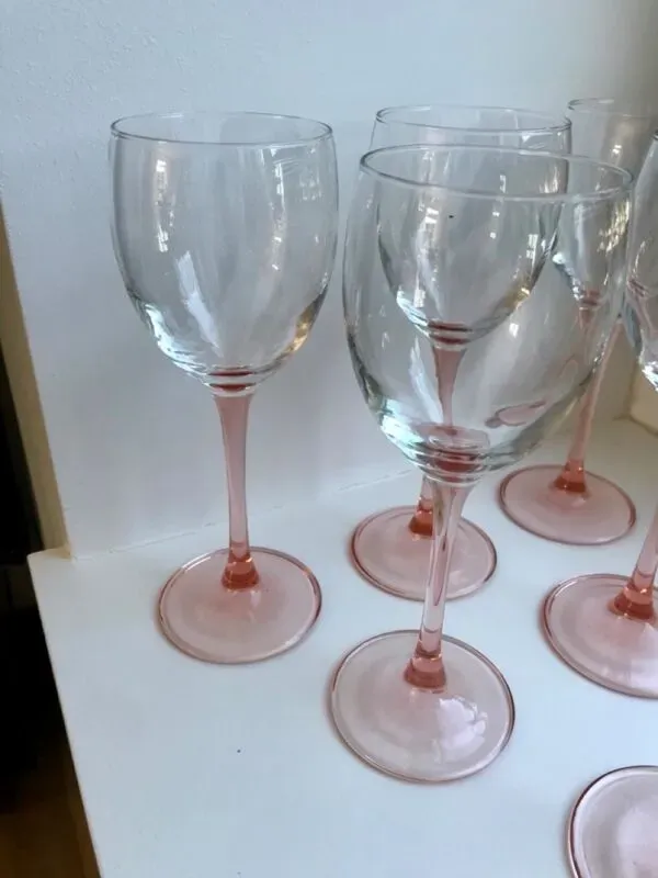 Illustration numéro 3 du produit Lot de 6 verres à vin à pieds rose années 70