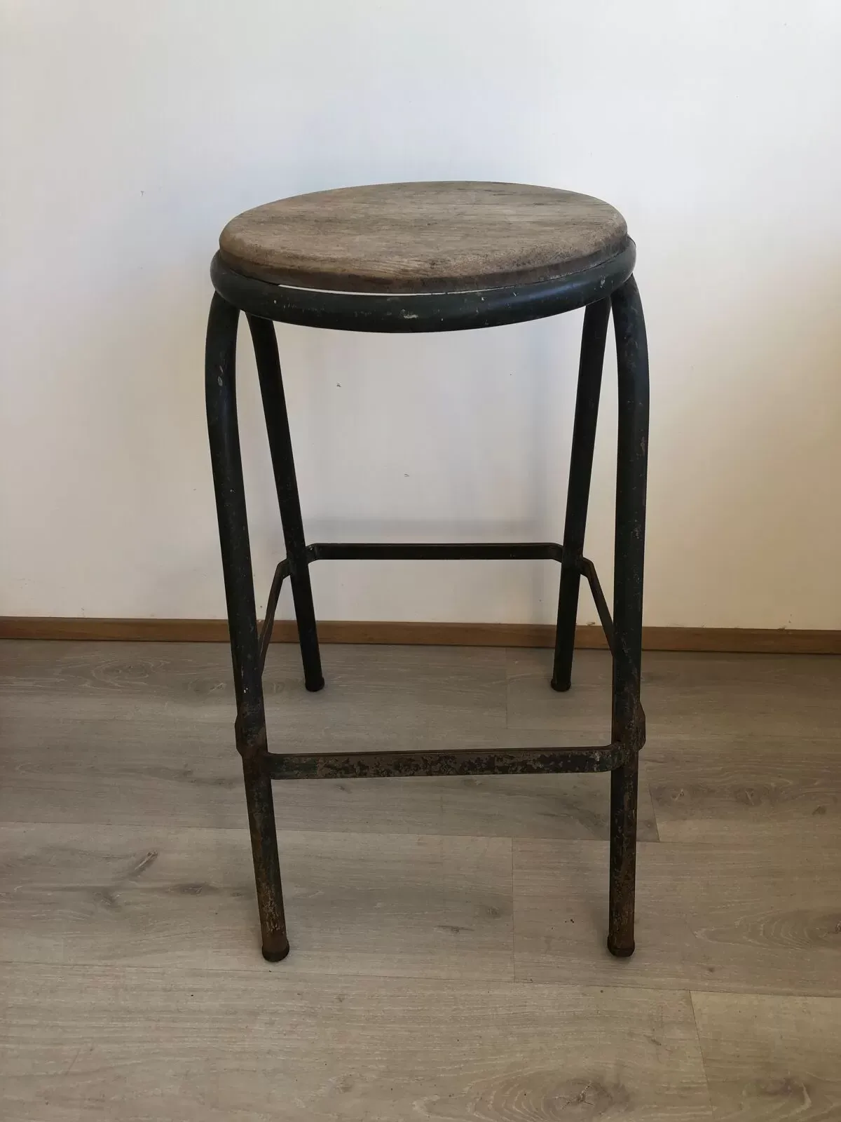 Illustration numéro 3 du produit Tabouret haut de style industriel