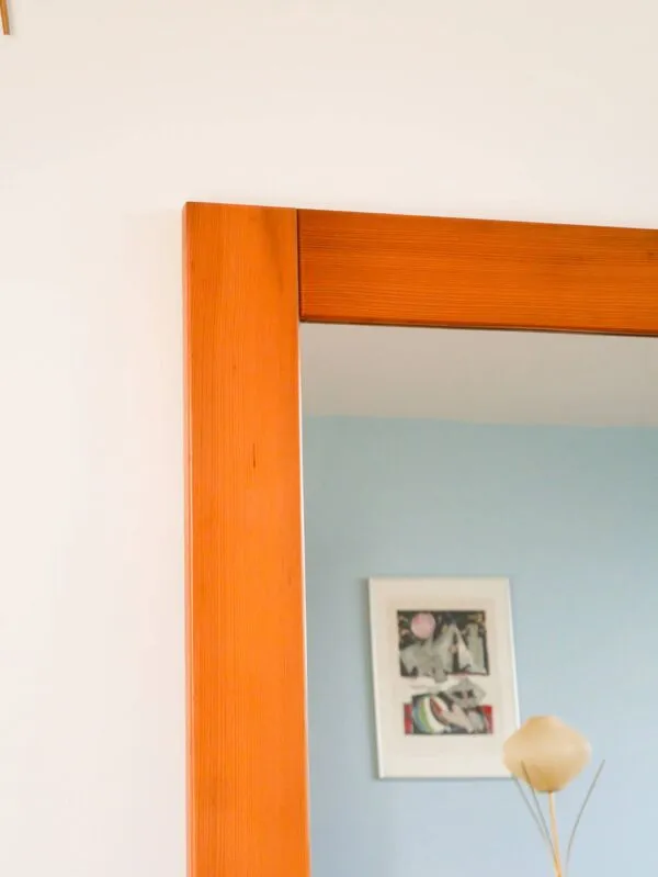 Illustration numéro 3 du produit Grand miroir en pin, 1980