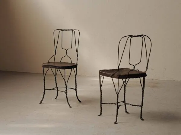 Illustration numéro 3 du produit Paire de chaises brutalistes en acier et tôle patinée, vers 1950