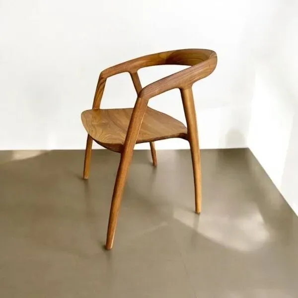 Illustration numéro 3 du produit Chaise en bois massif avec accoudoir