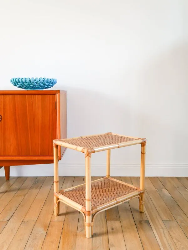 Illustration numéro 3 du produit Table de chevet en rotin et cannage, 1960