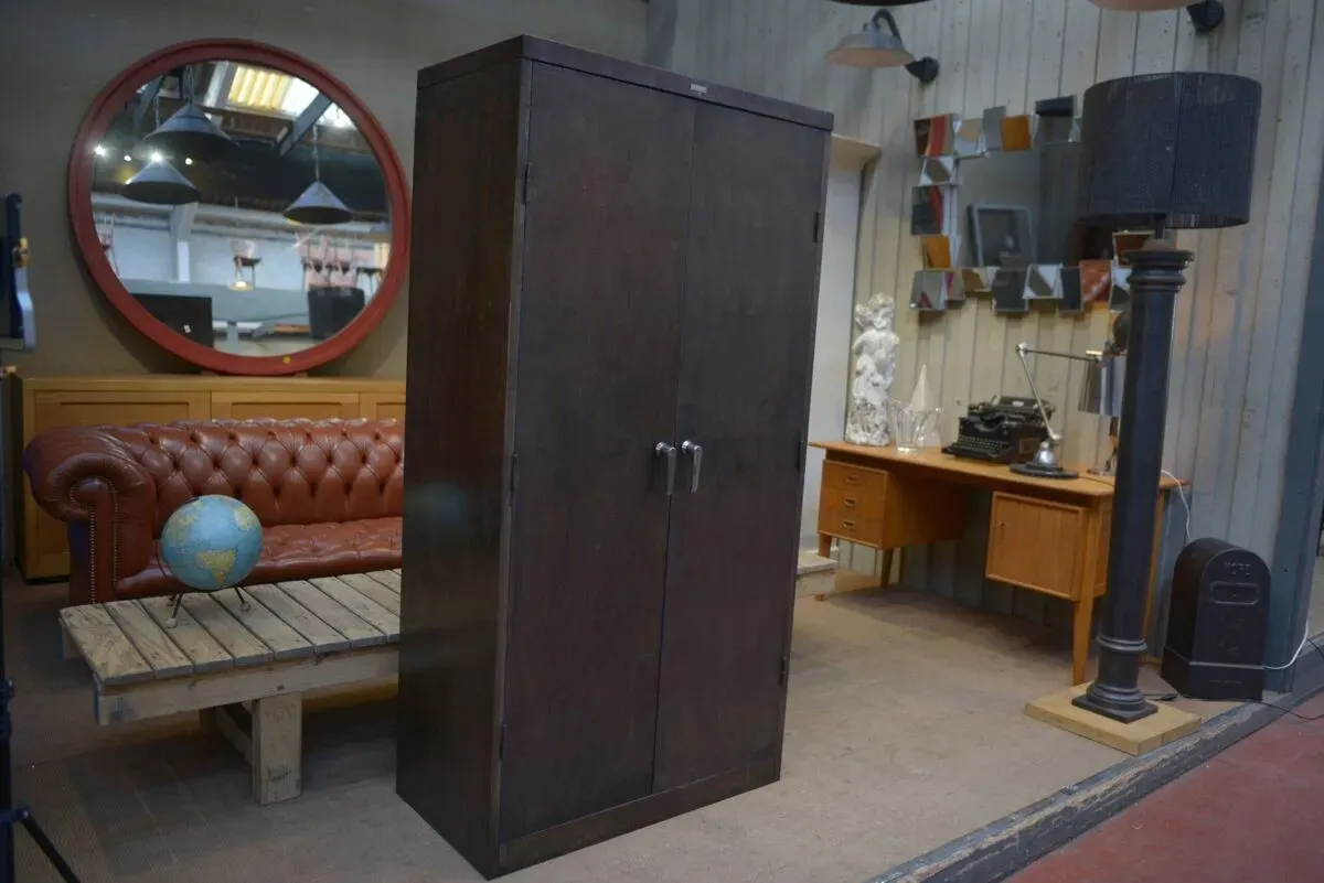 Illustration numéro 3 du produit Armoire industrielle en métal à 2 portes 1960