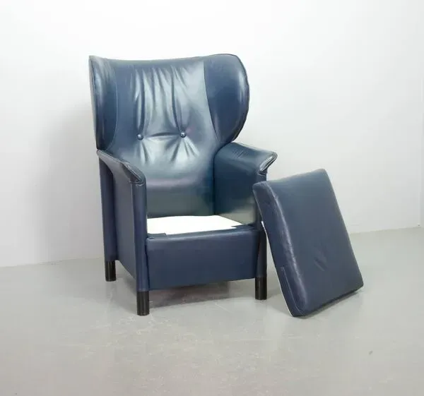 Illustration numéro 3 du produit Fauteuil à oreilles en cuir souple bleu pétrole Wittmann, modèle Aura, conçu par Paolo Piva