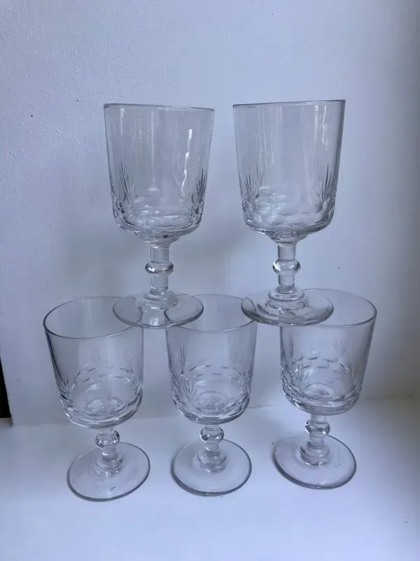 Illustration numéro 3 du produit Lot de 5 petits verres à vin en cristal gravé années 50-60
