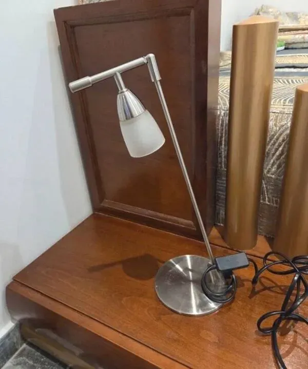 Illustration numéro 3 du produit Lampe articulée en métal et verre dépoli vintage année 70