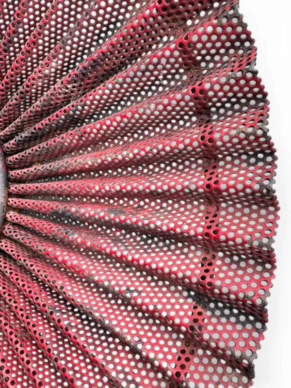 Illustration numéro 3 du produit Mathieu Matégot, coupe à fruits de 1953 en métal perforé laqué rouge