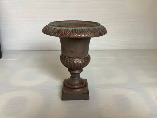 Illustration numéro 3 du produit Vase Médicis jardinière en fonte