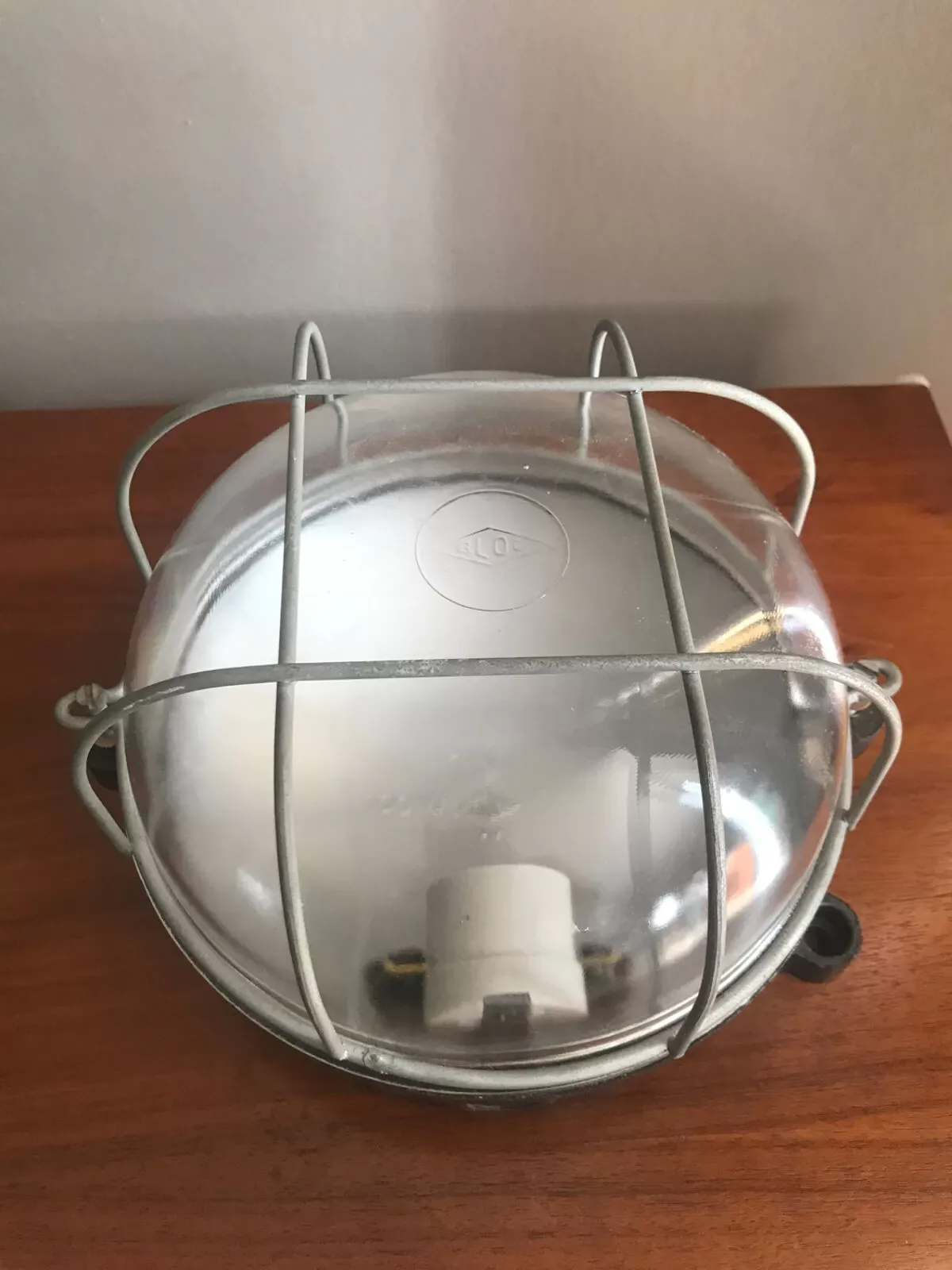 Illustration numéro 3 du produit Applique industriel bloc