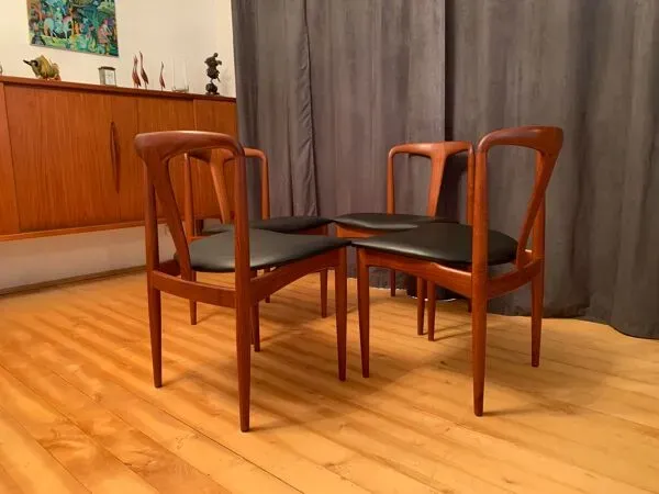 Illustration numéro 3 du produit A set of four Juliane chairs by Johannes Andersen, Uldum Møbelfabrik, Denmark, 1960s.