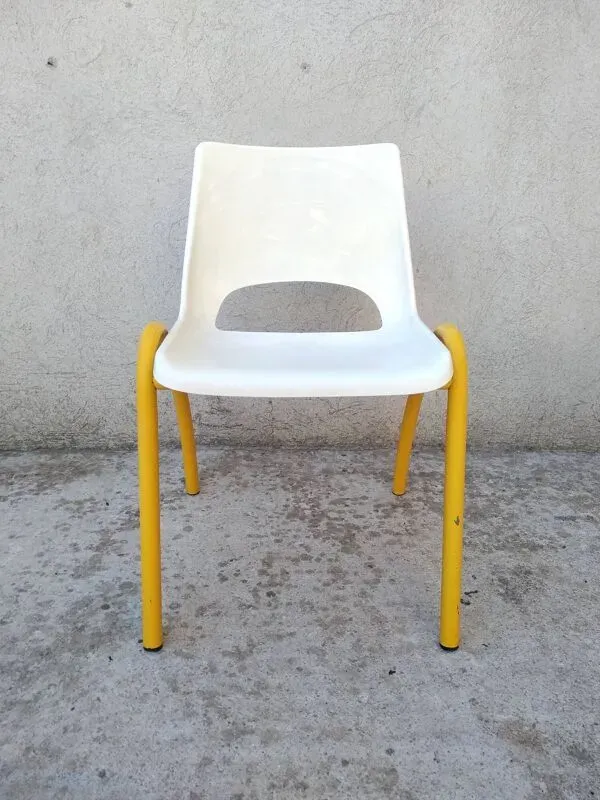 Illustration numéro 3 du produit Chaise d'école vintage