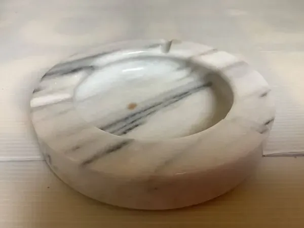 Illustration numéro 3 du produit Cendrier vide poche marbre gris blanc