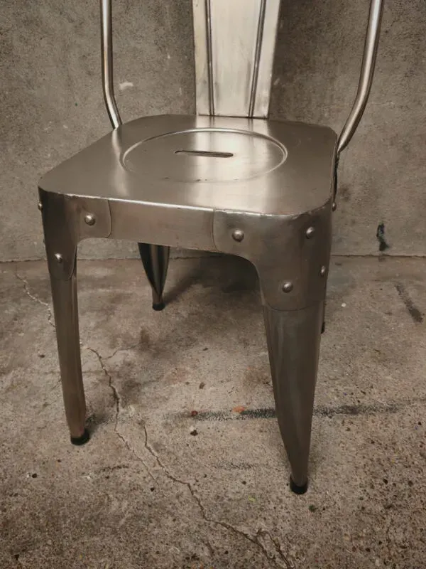Illustration numéro 3 du produit Paire de chaises industrielles métalliques