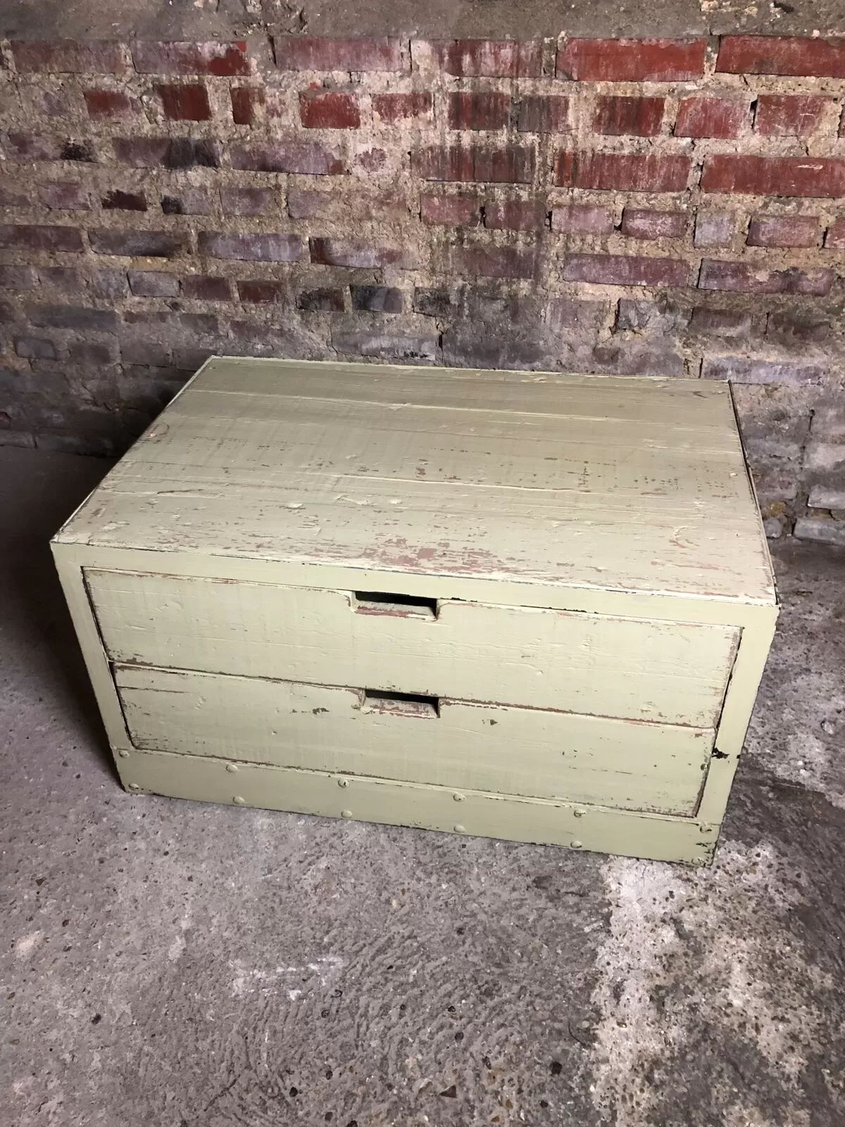 Illustration numéro 3 du produit Meuble de rangement table basse en bois et fer vert pastel patiné