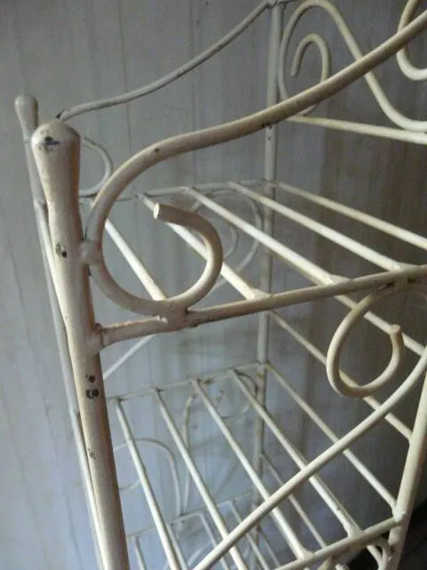 Illustration numéro 3 du produit étagère sur pied en tôle peinte boulangerie années 60