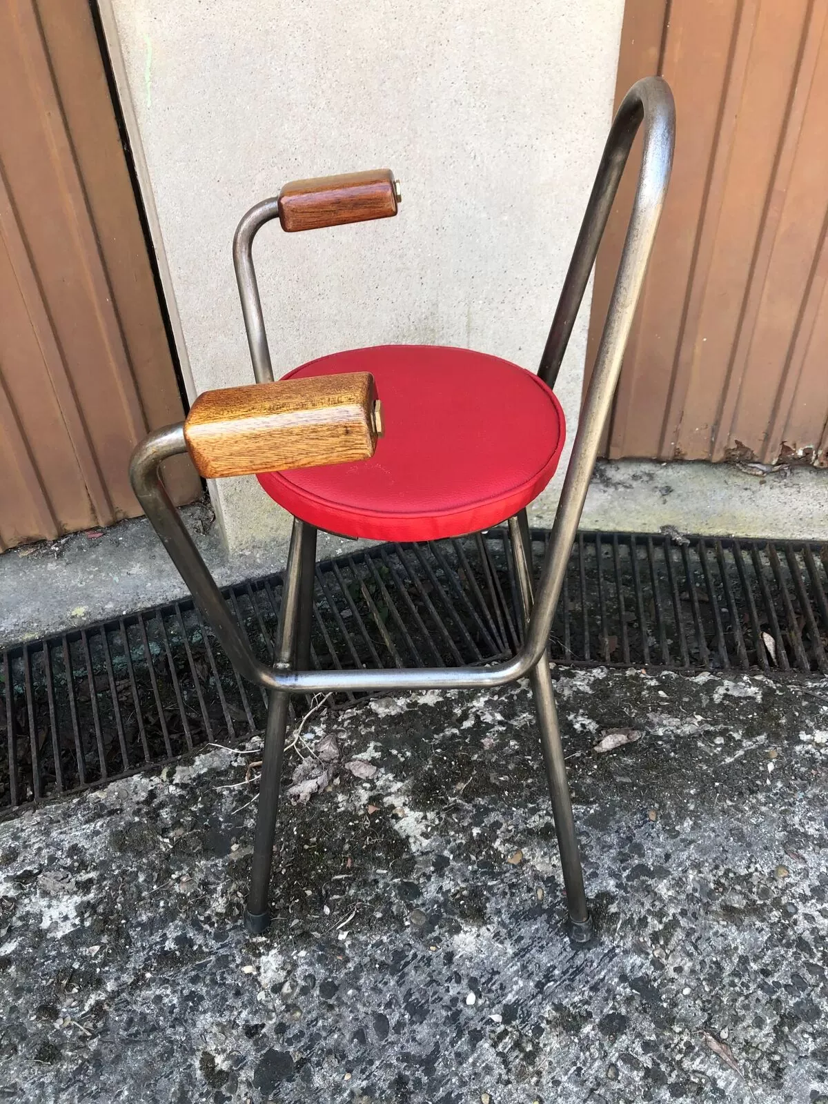 Illustration numéro 3 du produit Chaise de bar en métal et skaï industriel années 70