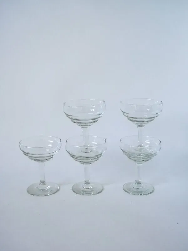 Illustration numéro 3 du produit Ensemble de 5 coupes à champagne en verre moulé 1950