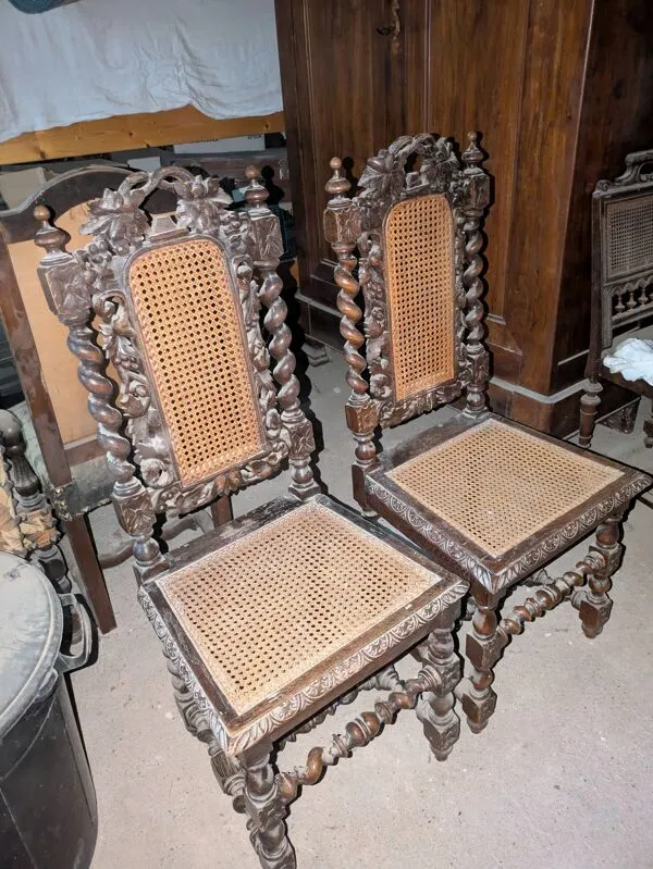 Illustration numéro 3 du produit Paire de chaises d'apparat Néo-Renaissance – Bois sculpté et colonnes torsa