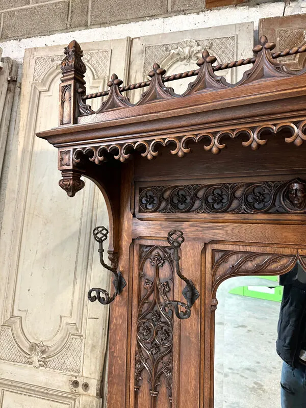 Illustration numéro 3 du produit Vestiaire de style néo-gothique vers 1900