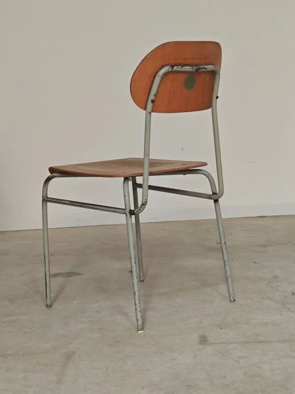 Illustration numéro 3 du produit Lot de 4 chaises d'école métal et bois Ex Tchécoslovaquie 1960