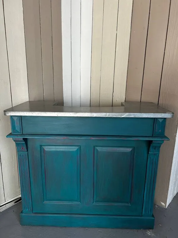 Illustration numéro 3 du produit Ancien comptoir de commerce en bois avec plateau en zinc