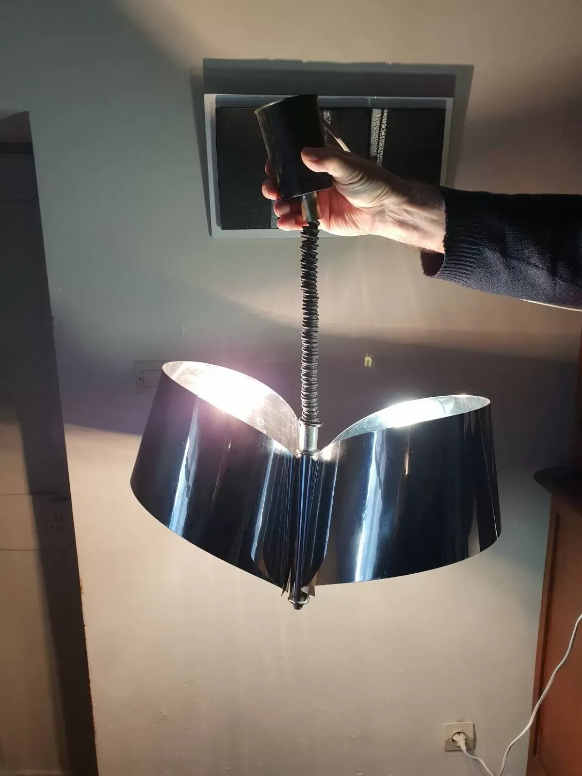 Illustration numéro 3 du produit Lustre en inox 1970