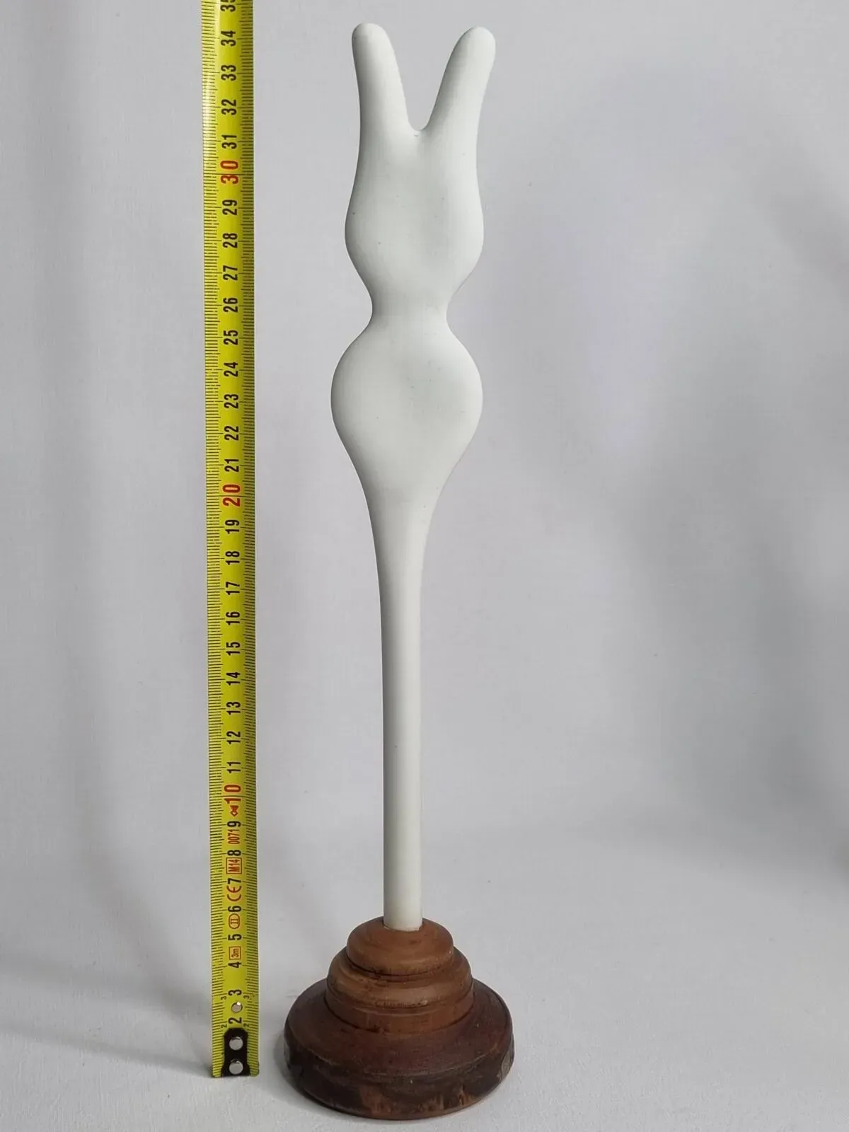 Illustration numéro 3 du produit Sculpture d’inspiration biomorphique, sur socle en bois industriel, 35 cm