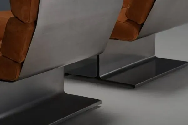 Illustration numéro 3 du produit Très rare paire de fauteuils en cuir et acier par Paul Geoffroy pour Uginox