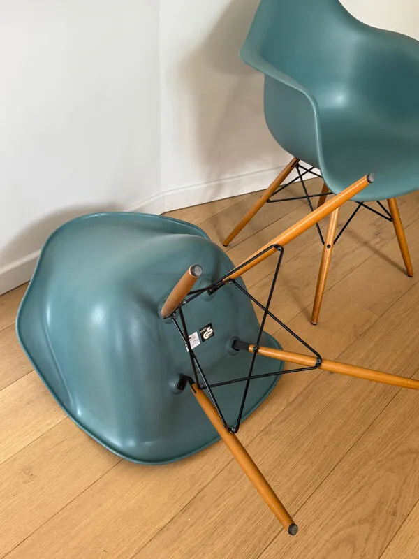 Illustration numéro 3 du produit 2 fauteui Vitra par Eames