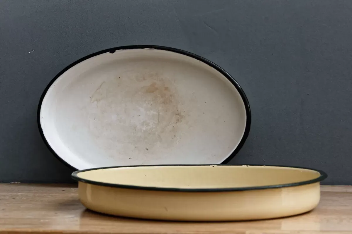 Illustration numéro 3 du produit Paire de plats en tôle émaillée