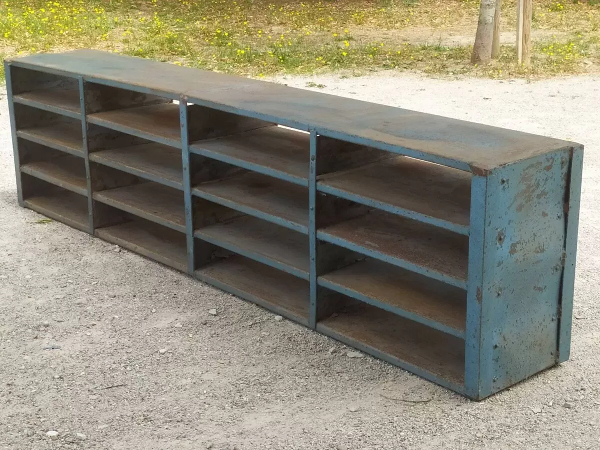 Illustration numéro 3 du produit Meuble de métier en fer