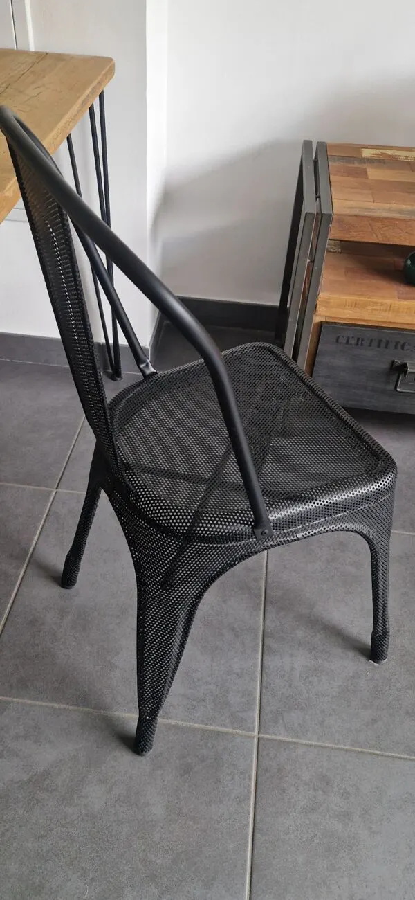 Illustration numéro 3 du produit Chaise Tolix véritable, tôle perforée noire, état neuf