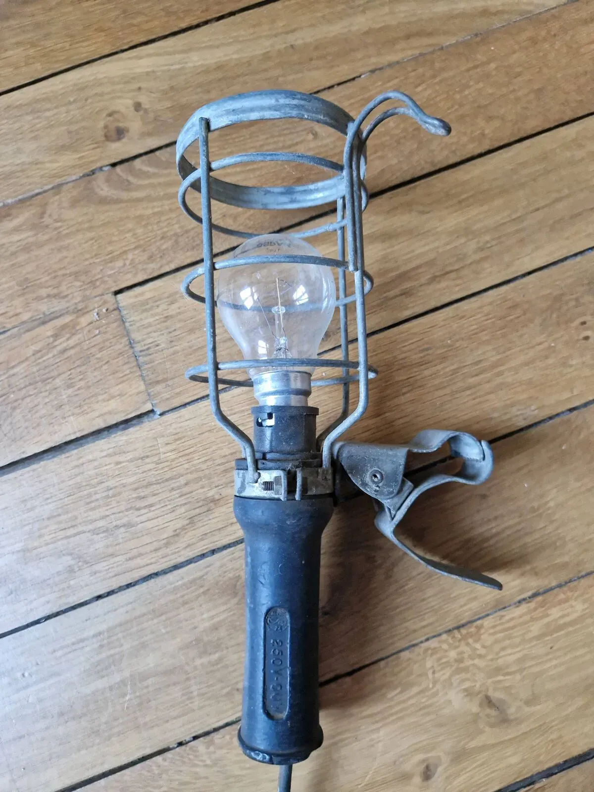 Illustration numéro 3 du produit Lampe baladeuse d'atelier industriel, vintage années 1960