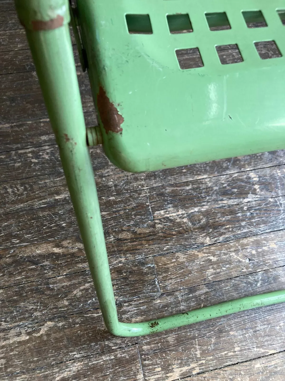 Illustration numéro 3 du produit Chaise de jardin en tôle perforée 1950