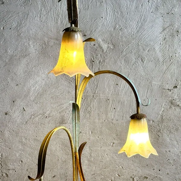 Illustration numéro 3 du produit Lampadaire floral élégant en tôle d'acier avec pendentifs en verre, milieu du siècle, France 1980