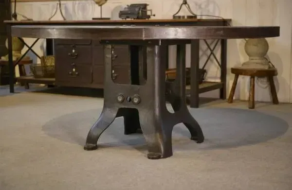 Illustration numéro 3 du produit Table touret industrielle piètement en fonte 1950’s