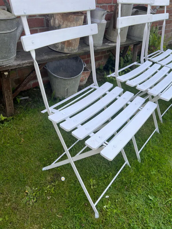 Illustration numéro 3 du produit Anciennes chaises de bistrot de terrasse