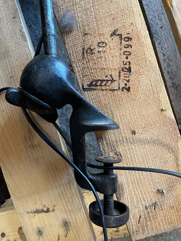 Illustration numéro 3 du produit Lampe Gras industrielle étau