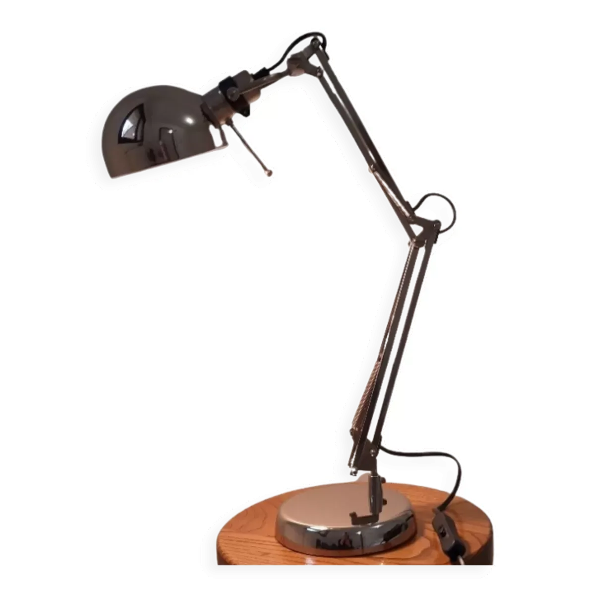 Illustration numéro 3 du produit Lampe design de bureau articulée de style industrielle