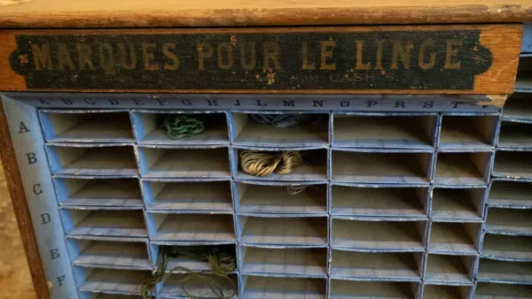 Illustration numéro 3 du produit Meuble à casiers “Marques pour le linge”