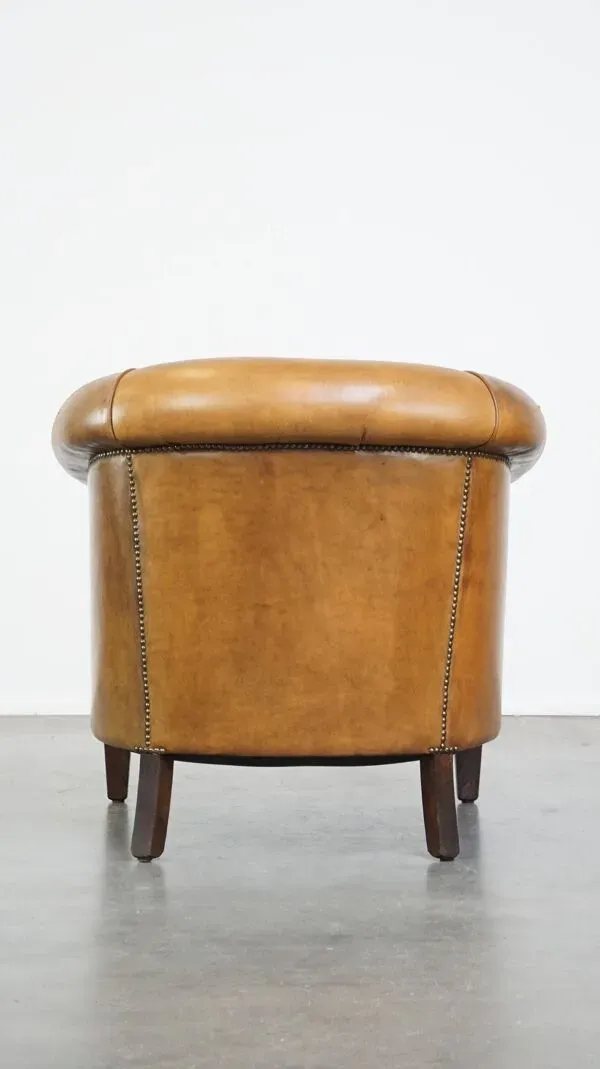 Illustration numéro 3 du produit Fauteuil en cuir de mouton et clous de tapissier