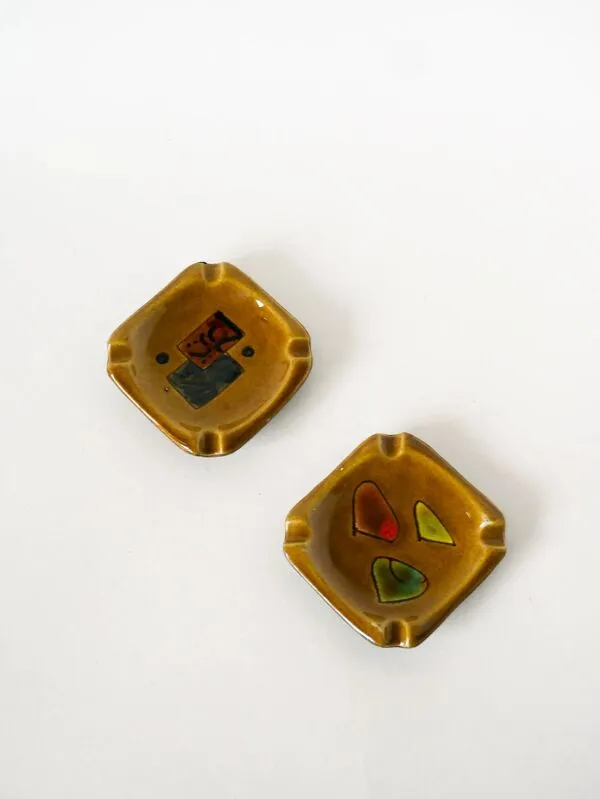 Illustration numéro 3 du produit Cendrier en céramique et cuir vert, motifs abstraits, noir et marron, design, 1960