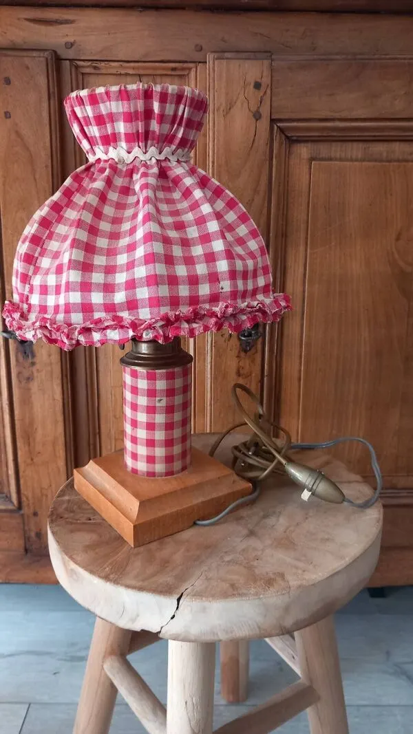 Illustration numéro 3 du produit Lampe à poser rustique abat- jour vichy cottagecore