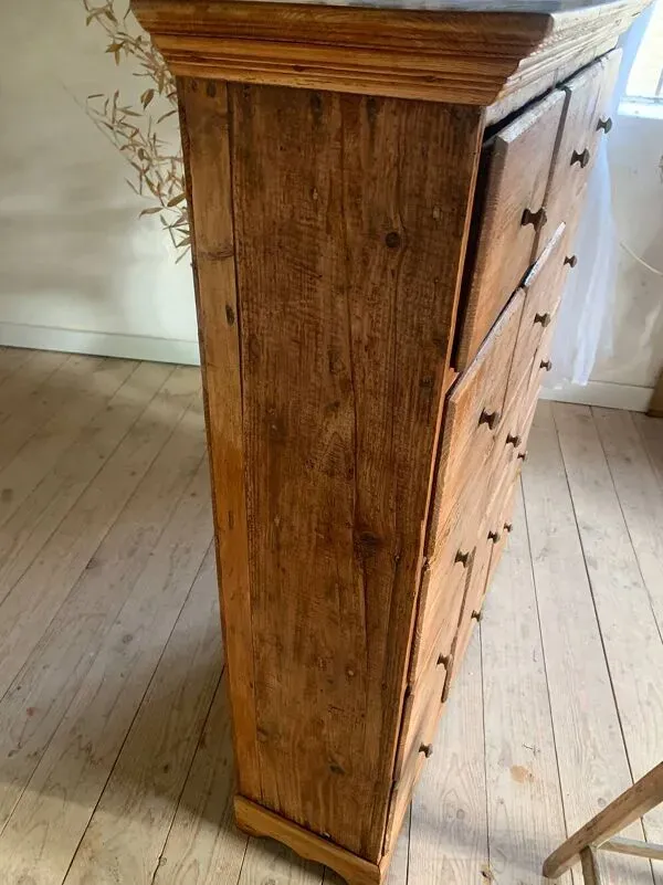 Illustration numéro 3 du produit Commode de mercerie, meuble de métier vintage