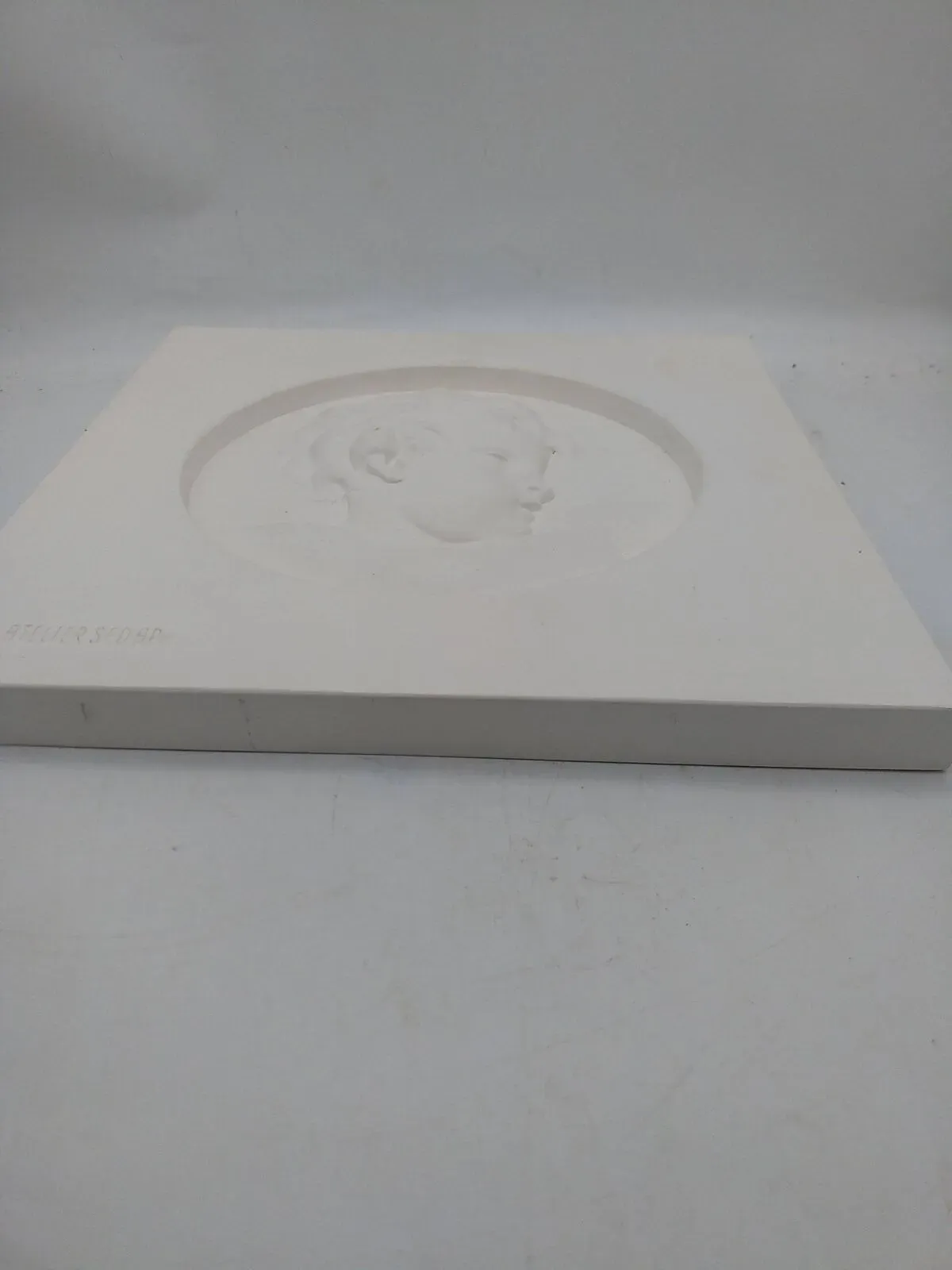 Illustration numéro 3 du produit Portrait moulé en bas relief sur plâtre - Atelier SEDAP
